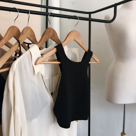 Tops - Black Fitting Crop Top